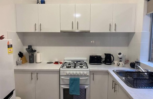 Crawley Apartment | LOCATION LIFESTYLE CONVENIENCE! WIFI NETFLIX WINE