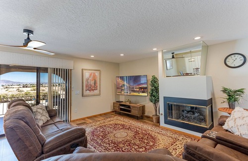 Lake Havasu City House | Location! Location! 1 mile to McCulloch Blvd, 2 miles to Bridge, 1 mile to golf!