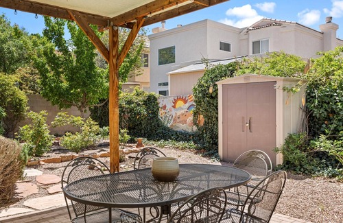 Palomas Park House | Location! Location! Amazing *Hidden Gem* -NE Heights! Family and pet friendly 🐶