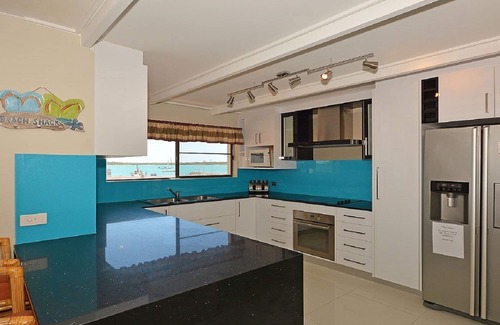 Traviston House | LOCATION-LOCATION,BEACH SWIMMING RIVER BOAT RAMP PARK OUT BACK, WiFi & AIR CON*