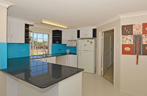Traviston House | LOCATION-LOCATION,BEACH SWIMMING RIVER BOAT RAMP PARK OUT BACK, WiFi & AIR CON*