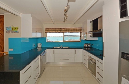 Traviston House | LOCATION-LOCATION,BEACH SWIMMING RIVER BOAT RAMP PARK OUT BACK, WiFi & AIR CON*