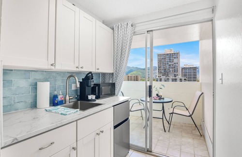 Diamond Head - Kapahulu - St. Louis Condo | LOCATION, LOCATION, LOCATION! Just 5 minutes to Waikiki Beach