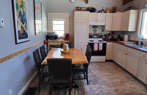 Belmont House | LOCATION, LOCATION, LOCATION. 5 min to mountain, Dog friendly. 5 star reviews.nn