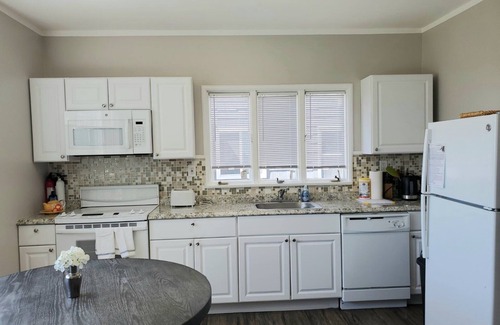Downtown Niagara Falls House | Location! Location! "Gray Goose" - walk to Falls, Casino and Attractions