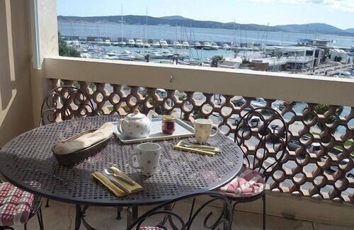Sainte-Maxime City Centre Apartment | LOCATION N ° 1 - THE PORT - FRONT ST TROPEZ - 4 PERSONS