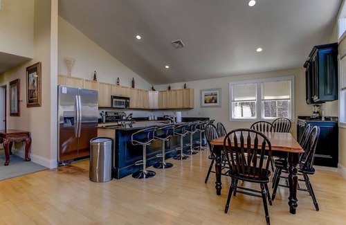 North Conway House | Location! Walk to Town with Hot Tub and Game Room!