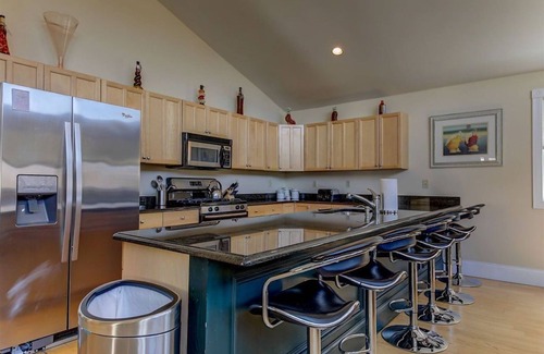 North Conway House | Location! Walk to Town with Hot Tub and Game Room!