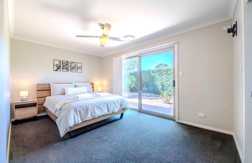 Dubbo House | Loch Lomond - Spacious Living, Close to Zoo & Golf