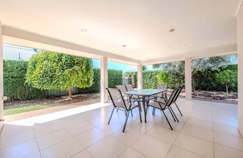 Dubbo House | Loch Lomond - Spacious Living, Close to Zoo & Golf