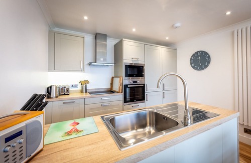 Staffin Apartment | Lochside, Ellishadder