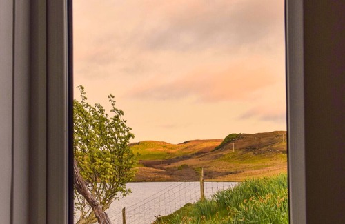 Staffin Apartment | Lochside, Ellishadder