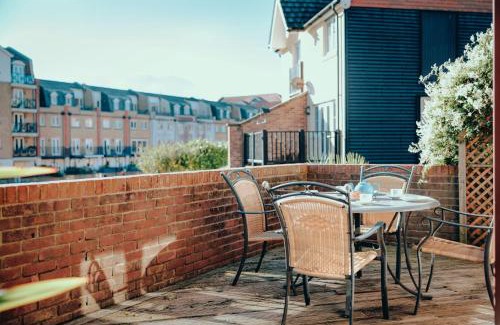 Eastbourne Apartment | Lock & Quay - waterfront oasis