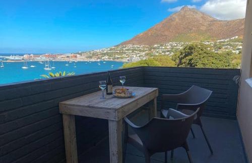 Redhill Apartment | Lock up & go apt w/great views in Simons Town
