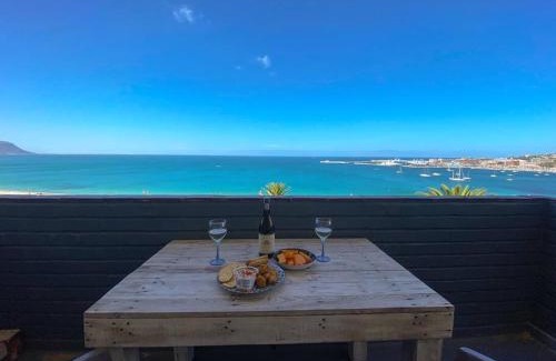Redhill Apartment | Lock up & go apt w/great views in Simons Town