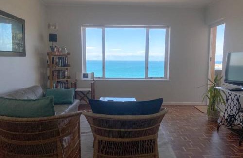 Redhill Apartment | Lock up & go apt w/great views in Simons Town