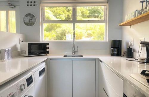 Redhill Apartment | Lock up & go apt w/great views in Simons Town
