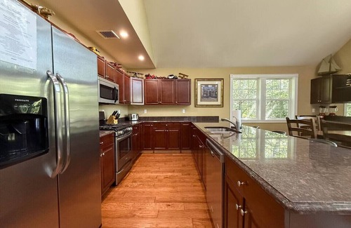 North Conway House | Locust Lodge #1 | 26 Beds, Sleeps 42, HotTub, Pool