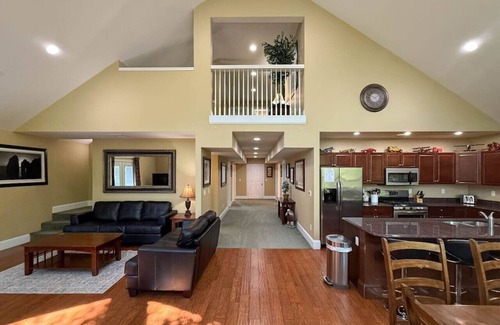 North Conway House | Locust Lodge #1 | 26 Beds, Sleeps 42, HotTub, Pool