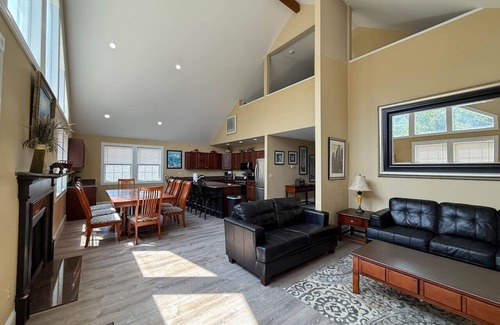 North Conway House | Locust Lodge #2 | 18 Beds, Sleeps 28, HotTub, Pool