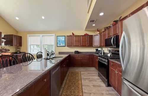 North Conway House | Locust Lodge #2 | 18 Beds, Sleeps 28, HotTub, Pool