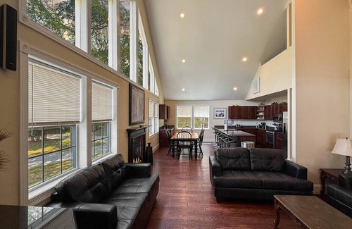 North Conway House | Locust Lodge #3 | 18 Beds, Sleeps 28, HotTub, Pool