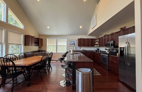 North Conway House | Locust Lodge #3 | 18 Beds, Sleeps 28, HotTub, Pool