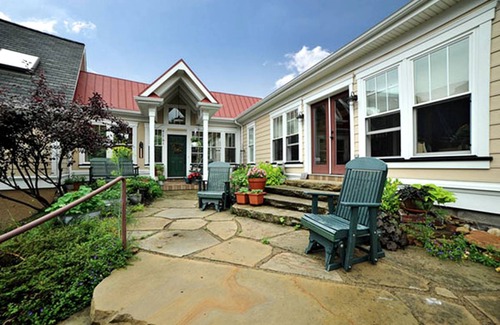 Ellwood City Cabin | Lodge ∙ 1 bedroom ∙ 3 guests