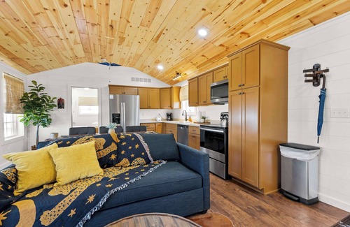 Williamstown Cabin | Lodge 110 at Eden Reserve—Safari Cabin Near Ark