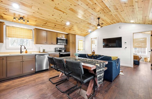 Williamstown Cabin | Lodge 110 at Eden Reserve—Safari Cabin Near Ark