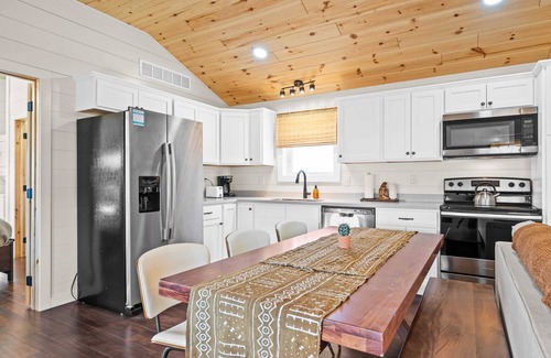 Williamstown Cabin | Lodge 131 at Eden Reserve—Safari Cabin Near Ark