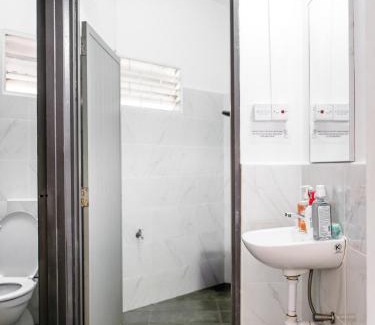 Downtown George Town House | Lodge 22, 5 min walk to Adventist & Pulau Tikus Market
