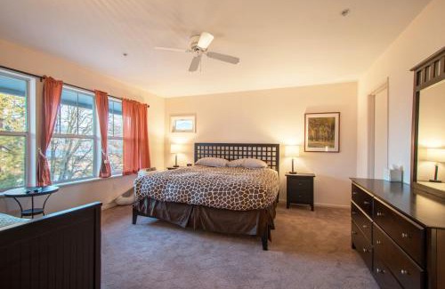 Hood River Apartment | Lodge 27 with Gear Storage Onsite