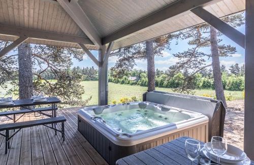 Le Chambon-sur-Lignon House | Lodge de luxe avec bain à remous, salle de sport, piscine, et options spa et golf - FR-1-582-381