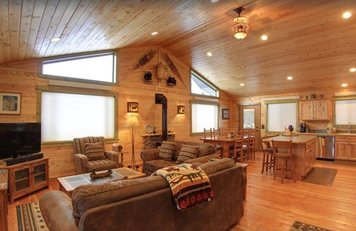 Lazy Acres Cabin | Lodge just 7 miles to Yellowstone National Park. SAUNA!- Fox Den Lodge (bathroom in every bedroom)