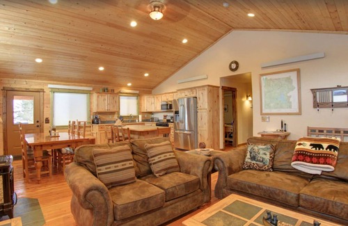 Lazy Acres Cabin | Lodge just 7 miles to Yellowstone National Park. SAUNA!- Fox Den Lodge (bathroom in every bedroom)