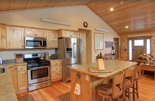 Lazy Acres Cabin | Lodge just 7 miles to Yellowstone National Park. SAUNA!- Fox Den Lodge (bathroom in every bedroom)