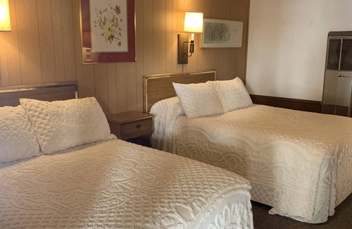 Gasquet Apartment | Lodge & Motel Rooms - Double Bed