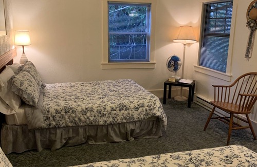 Gasquet Apartment | Lodge & Motel Rooms - Double Bed