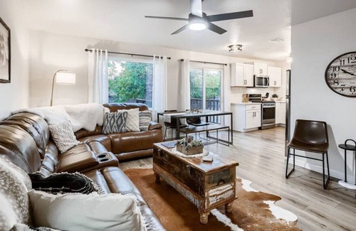 Georgetown House | Lodge on West. Dog friendly and Walk to Square!