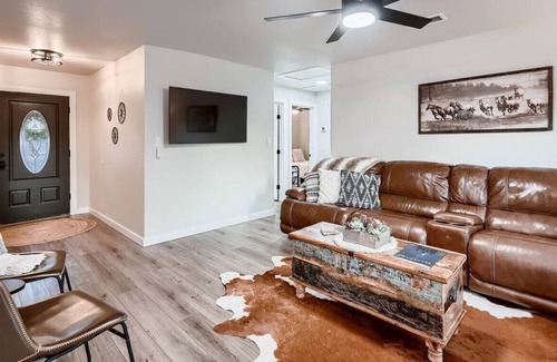 Georgetown House | Lodge on West. Dog friendly and Walk to Square!