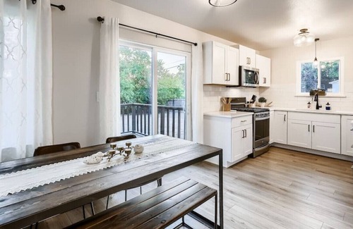Georgetown House | Lodge on West. Dog friendly and Walk to Square!