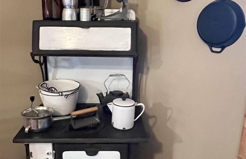 Stanardsville House | Lodge Room 109 - Grandma`s Kitchen