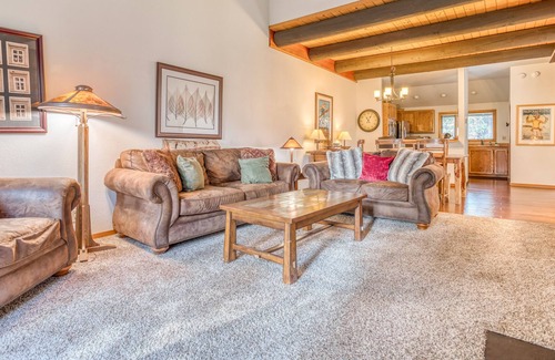 Sunriver Condo | Lodge-Style Condo has a King Suite with Fireplace, Sunriver Golf Course Views!