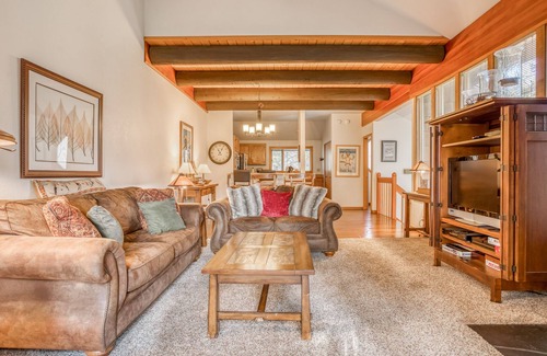 Sunriver Condo | Lodge-Style Condo has a King Suite with Fireplace, Sunriver Golf Course Views!