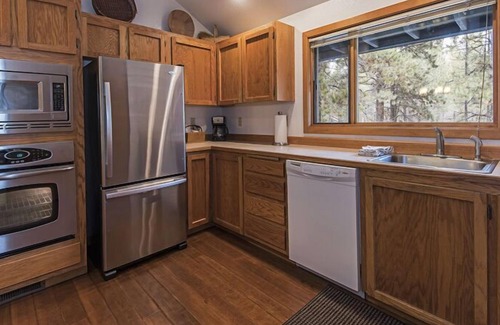 Sunriver Condo | Lodge-Style Condo has a King Suite with Fireplace, Sunriver Golf Course Views!