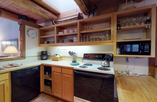 Sunriver Condo | Lodge-Style Condo with Golf Views, A/C & BBQ
