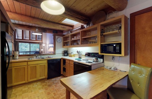 Sunriver Condo | Lodge-Style Condo with Golf Views, A/C & BBQ