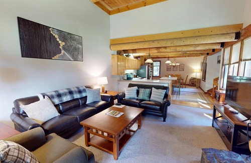 Sunriver Condo | Lodge-Style Stay with A/C, Patio & Golf Views