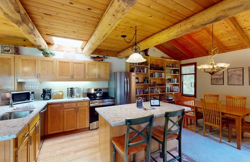 Sunriver Condo | Lodge-Style Stay with A/C, Patio & Golf Views